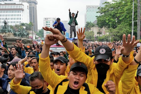 Nhà hoạt động sinh viên hô khẩu hiệu trong cuộc biểu tình phản đối việc tăng giá nhiên liệu ở Jakarta, Indonesia. - Sputnik Việt Nam