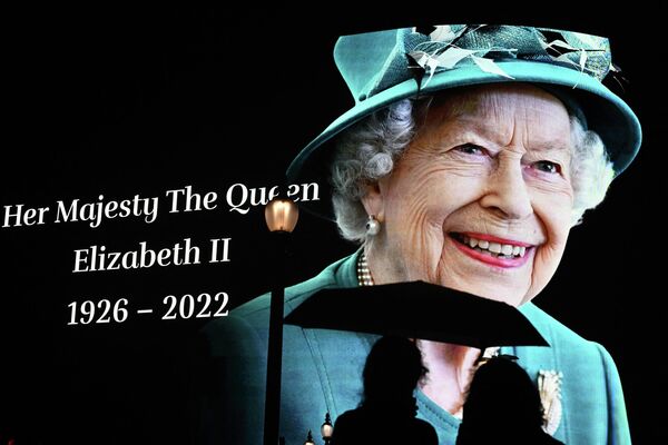 Bức ảnh khổng lồ về Nữ hoàng Elizabeth II của Anh tại rạp xiếc Piccadilly ở trung tâm London. - Sputnik Việt Nam