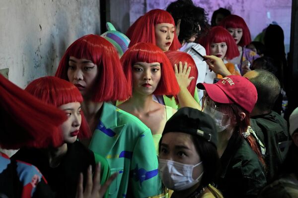 Người mẫu chuẩn bị cho buổi trình diễn của nhà thiết kế Dong Yaer tại Tuần lễ thời trang Trung Quốc ở Bắc Kinh. - Sputnik Việt Nam