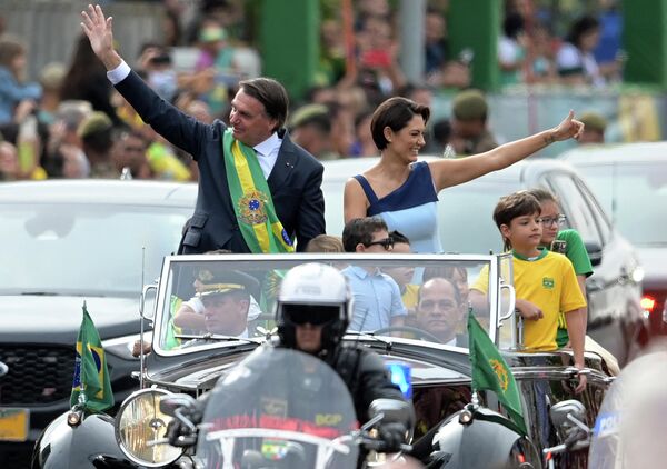 Tổng thống Brazil Jair Bolsonaro và Đệ nhất phu nhân Michelle Bolsonaro sóng đôi trong cuộc diễu binh đánh dấu kỷ niệm 200 năm độc lập của Brazil tại Brasilia. - Sputnik Việt Nam