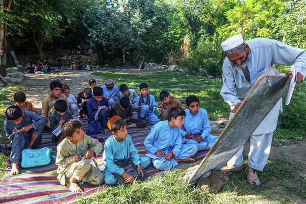Trẻ em Afghanistan tham gia lớp học tại một trường học ngoài trời ở quận Achin. - Sputnik Việt Nam