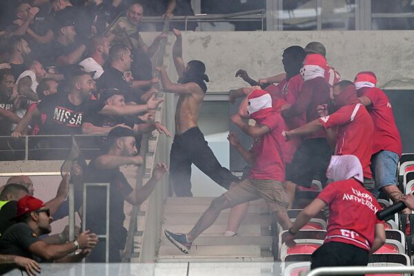 Cổ động viên đánh nhau trước trận đấu bóng đá tại sân vận động Allianz Riviera ở Nice. - Sputnik Việt Nam