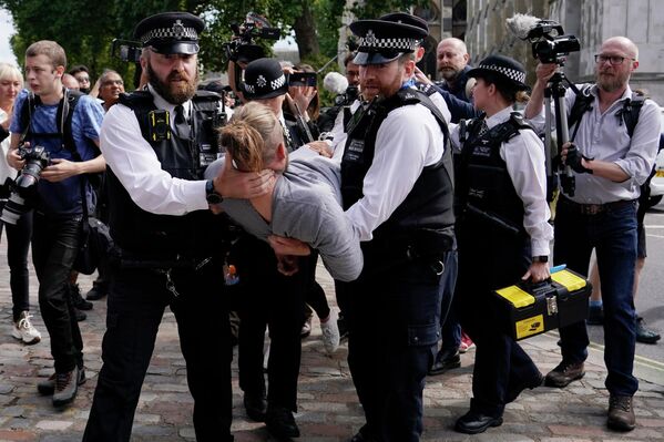 Cảnh sát bắt giữ một người biểu tình ở London. - Sputnik Việt Nam