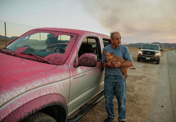 Rick Fitzpatrick với chú chó của mình sau khi sơ tán khỏi đám cháy ở Fairview, California. - Sputnik Việt Nam