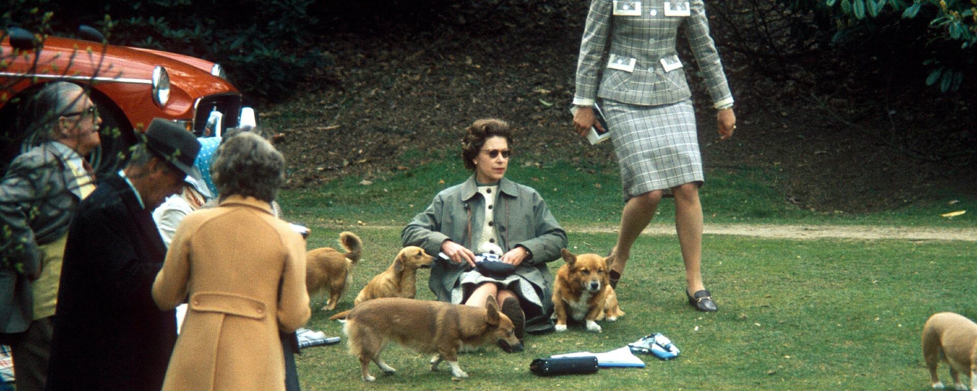 Nữ hoàng Elizabeth II với chú chó corgi, 1969 - Sputnik Việt Nam, 1920, 09.09.2022