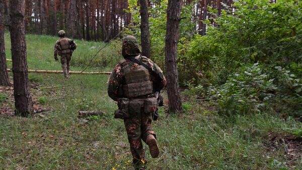 Các binh sĩ thuộc Lực lượng vũ trang Nga trên đường liên lạc ở khu vực Kharkiv - Sputnik Việt Nam
