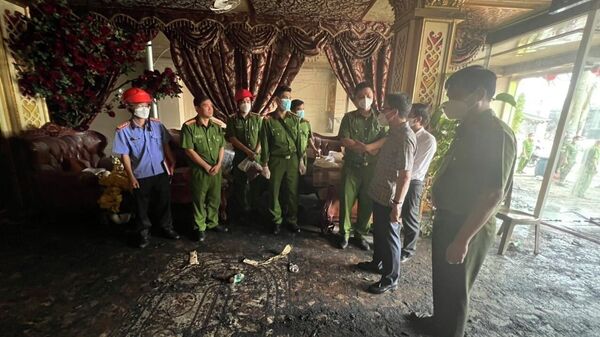 Phó Thủ tướng Vũ Đức Đam kiểm tra hiện trường vụ cháy làm 32 người chết ở Bình Dương - Sputnik Việt Nam