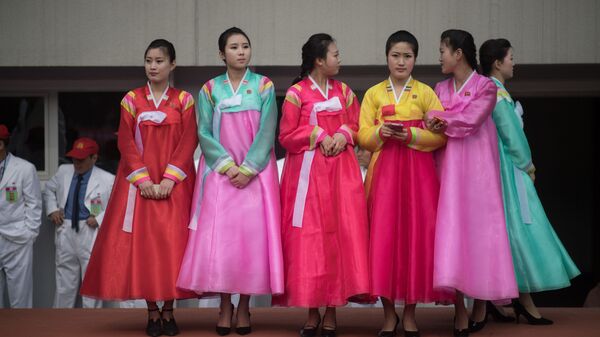 Phụ nữ trong trang phục truyền thống tại cuộc thi marathon hàng năm ở Bình Nhưỡng - Sputnik Việt Nam