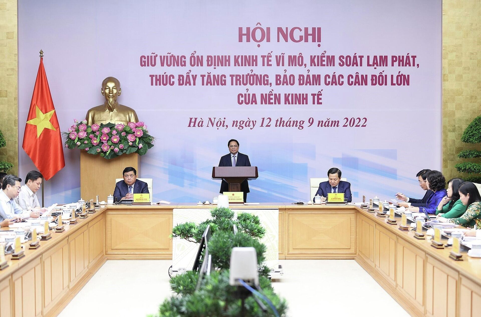Thủ tướng Phạm Minh Chính chủ trì Hội nghị về ổn định nền kinh tế vĩ mô  - Sputnik Việt Nam, 1920, 12.09.2022