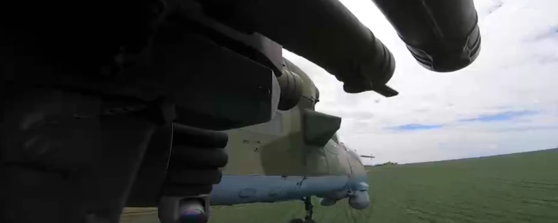 Mi-35 của Nga phá hủy cột xe thiết giáp của Ukraina gần Izium - Sputnik Việt Nam, 1920, 13.09.2022