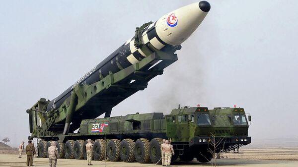 Tên lửa đạn đạo xuyên lục địa (ICBM) loại mới Hwasong-17 của CHDCND Triều Tiên - Sputnik Việt Nam