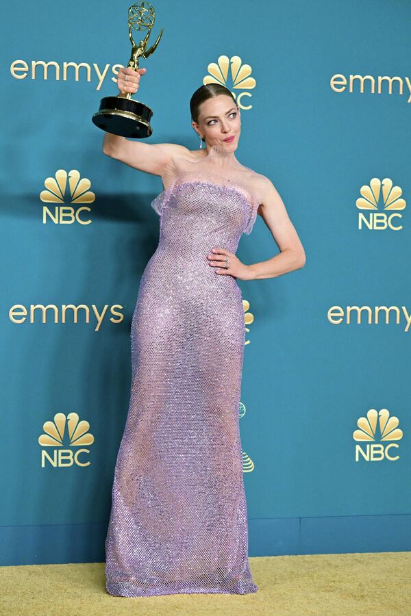 Nữ nghệ sĩ Mỹ Amanda Seyfried tạo dáng với phần thưởng Nữ diễn viên chính xuất sắc nhất tại Lễ trao giải «Emmy» lần thứ 74 ở Los Angeles. - Sputnik Việt Nam
