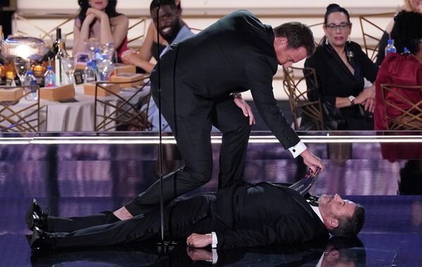 Will Arnett gỡ phong bì của người chiến thắng khỏi áo khoác của Jimmy Kimmel trên sân khấu trong Lễ trao giải «Emmy» lần thứ 74 ở Los Angeles. - Sputnik Việt Nam