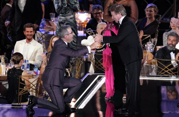 John Oliver nhận giải thưởng từ MC Martin Short trong Lễ trao giải «Emmy» lần thứ 74 ở Los Angeles. - Sputnik Việt Nam