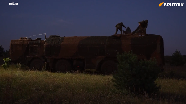 Hệ thống tên lửa Iskander tấn công các mục tiêu quân sự của Ukraina vào ban đêm. - Sputnik Việt Nam