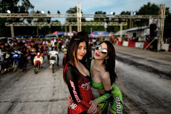 Người mẫu tạo dáng trên đường đua tại NGO Street Drag Race ở tỉnh Chonburi, Thái Lan. - Sputnik Việt Nam