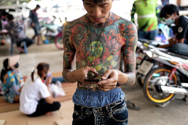 Tay đua với hình xăm trên thân tại cuộc đua NGO Street Drag Race ở tỉnh Chonburi, Thái Lan. - Sputnik Việt Nam