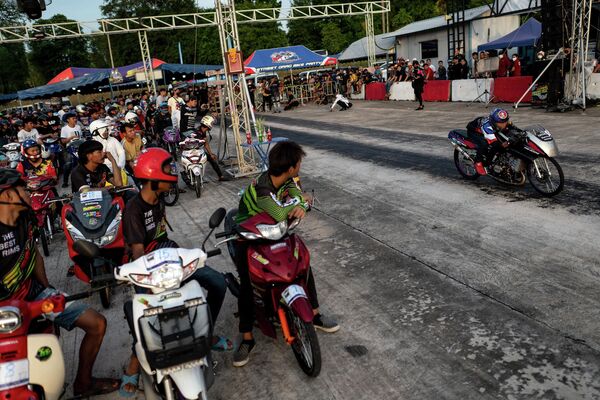 Đua xe tại NGO Street Drag Race ở tỉnh Chonburi, Thái Lan. - Sputnik Việt Nam