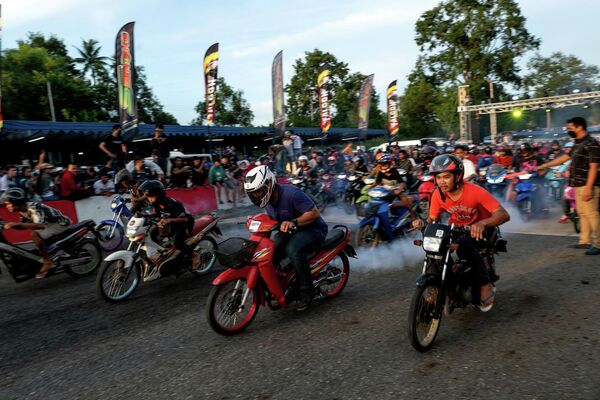 Thanh niên Thái Lan đi xe mô tô hai bánh trong sự kiện NGO Street Drag Race ở tỉnh Chonburi, Thái Lan. - Sputnik Việt Nam