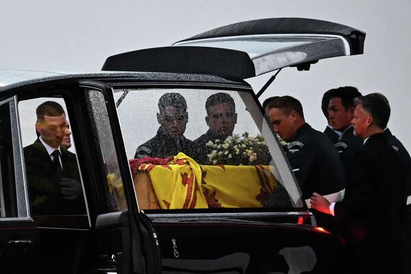 Quan tài nữ hoàng Elizabeth II được đặt trong xe tang tại RAF Northolt. - Sputnik Việt Nam