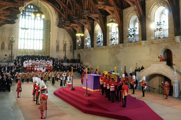 Quan tài Nữ hoàng Elizabeth đến điện Westminster ở London - Sputnik Việt Nam
