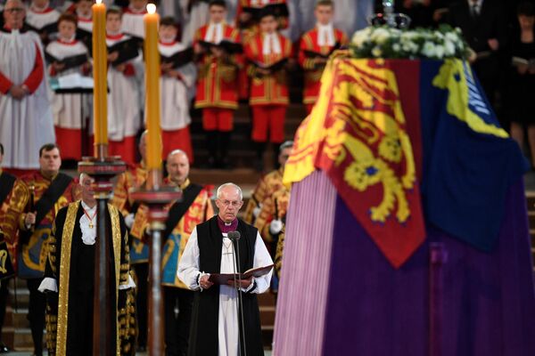 Tổng Giám mục Canterbury Justin Welby chủ trì lễ đón quan tài Nữ hoàng Elizabeth II tại Westminster. - Sputnik Việt Nam