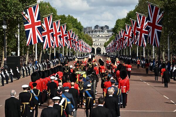 Quan tài Nữ hoàng Elizabeth II, được trang trí theo Tiêu chuẩn Hoàng gia và Vương miện Hoàng gia, được nhìn thấy trong đám rước từ Cung điện Buckingham đến Cung điện Westminster ở London. - Sputnik Việt Nam