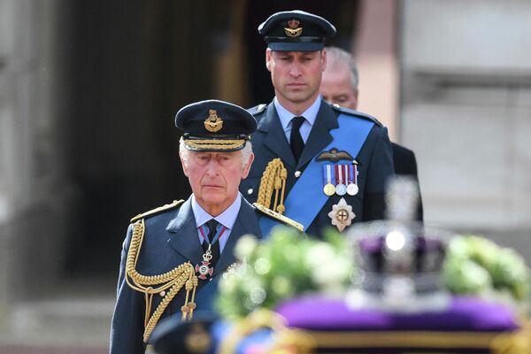 Vua Charles III Vương quốc Anh và Hoàng tử William đi sau quan tài Nữ hoàng Elizabeth II trong lễ rước từ Cung điện Buckingham đến điện Westminster ở London. - Sputnik Việt Nam