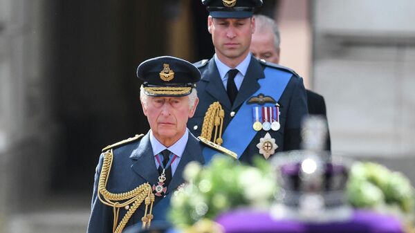 Vua Charles III  Vương quốc Anh và Hoàng tử William đi sau quan tài  Nữ hoàng Elizabeth II trong lễ rước từ Cung điện Buckingham đến điện Westminster ở London. - Sputnik Việt Nam