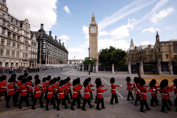 Vệ binh diễu hành tại Quảng trường Quốc hội ở trung tâm London vào ngày 14 tháng 9 năm 2022, trước lễ rước trọng thể quan tài Nữ hoàng Elizabeth II từ Cung điện Buckingham đến điện Westminster. - Sputnik Việt Nam