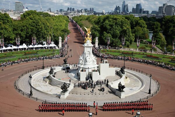 Tưởng niệm Nữ hoàng Victoria trước lễ rước quan tài Nữ hoàng Elizabeth II từ Cung điện Buckingham đến điện Westminster, London. - Sputnik Việt Nam