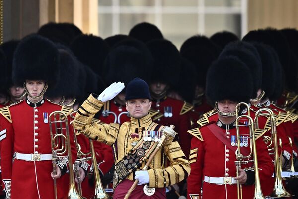 Ban nhạc Đội cận vệ Grenadier tại Cung điện Buckingham ở trung tâm London trước lễ rước long trọng quan tài Nữ hoàng Elizabeth II từ Cung điện Buckingham đến điện Westminster. - Sputnik Việt Nam