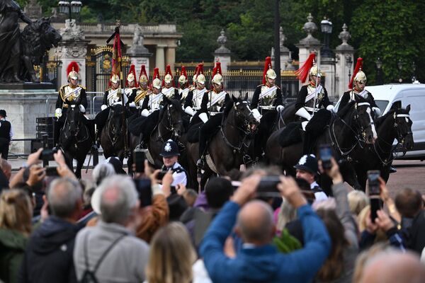Nghi lễ rước quan tài Nữ hoàng Elizabeth II từ Cung điện Buckingham đến điện Westminster. - Sputnik Việt Nam