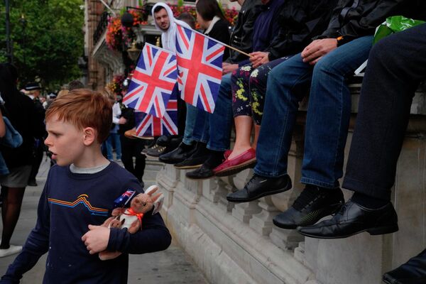 Người dân tập trung trước lễ rước linh cữu Nữ hoàng Elizabeth II từ Cung điện Buckingham đến điện Westminster. - Sputnik Việt Nam