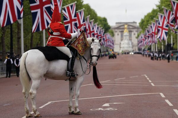 Kỵ binh ở trung tâm London trước nghi lễ rước quan tài Nữ hoàng Elizabeth II. - Sputnik Việt Nam