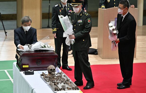Thứ trưởng Bộ Cựu chiến binh Trung Quốc Chang Zhengguo đặt hoa trước hài cốt binh sĩ Trung Quốc thiệt mạng trong Chiến tranh Triều Tiên 1950 -1953 trong buổi lễ đặt hài cốt vào quan tài tại hầm mộ quân sự tạm thời ở Incheon. - Sputnik Việt Nam