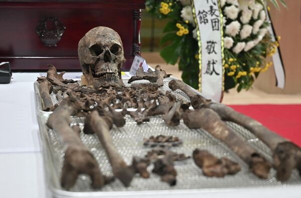 Hài cốt binh lính Trung Quốc thiệt mạng trong Chiến tranh Triều Tiên 1950-1953 trong buổi lễ đặt hài cốt vào quan tài tạihầm mộ quân sự tạm thời ở Incheon. - Sputnik Việt Nam