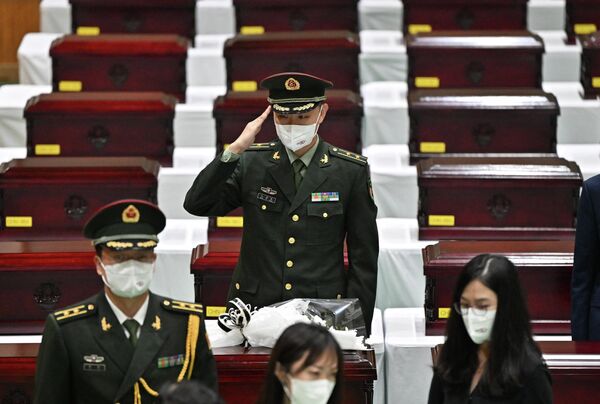 Binh sĩ Trung Quốc chào danh dự trước quan tài quân tình nguyện Trung Quốc thiệt mạng trong Chiến tranh Triều Tiên 1950 - 1953 trong buổi lễ đặt hài cốt vào quan tài tại hầm mộ quân sự tạm thời ở Incheon, trước khi họ hồi hương. - Sputnik Việt Nam