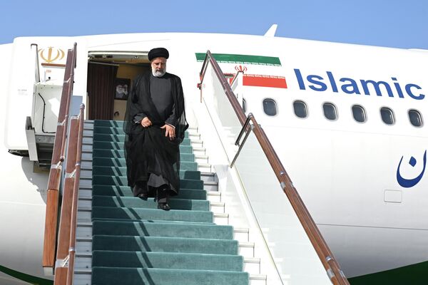 Tổng thống Iran Ebrahim Raisi đến Samarkand dự hội nghị thượng đỉnh của các nhà lãnh đạo SCO. - Sputnik Việt Nam