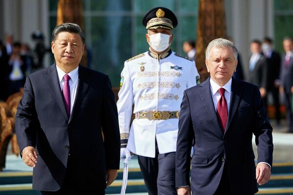 Tổng thống Uzbekistan Shavkat Mirziyoyev và Chủ tịch Trung Quốc Tập Cận Bình trong cuộc gặp trước thềm hội nghị thượng đỉnh SCO tại Samarkand. - Sputnik Việt Nam