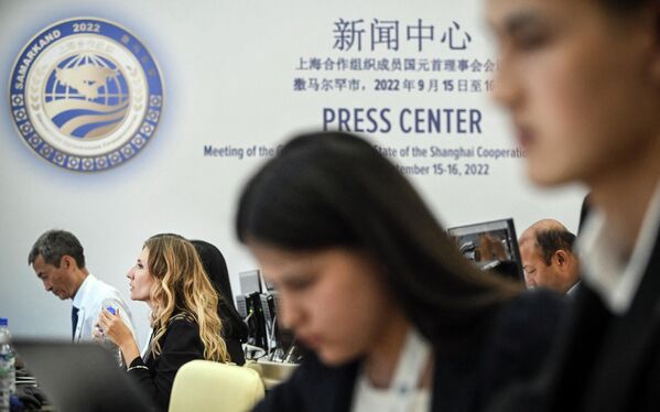 Nhà báo làm việc tại trung tâm báo chí của hội nghị thượng đỉnh ở Samarkand. - Sputnik Việt Nam