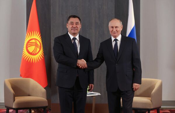 Tổng thống Nga Vladimir Putin và Tổng thống Kyrgyzstan Sadyr Japarov trong cuộc gặp bên lề hội nghị thượng đỉnh SCO ở Samarkand. - Sputnik Việt Nam