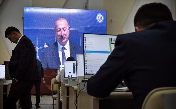 Nhà báo xem truyền hình trực tiếp Tổng thống Azerbaijan Ilham Aliyev xuất hiện tại trung tâm báo chí của Hội nghị thượng đỉnh SCO. - Sputnik Việt Nam