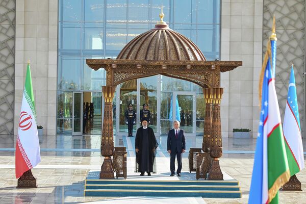 Chuyến thăm Uzbekistan của Tổng thống Iran Ebrahim Raisi trong khuôn khổ cuộc gặp với Tổng thống Shavkat Mirziyoyev. - Sputnik Việt Nam