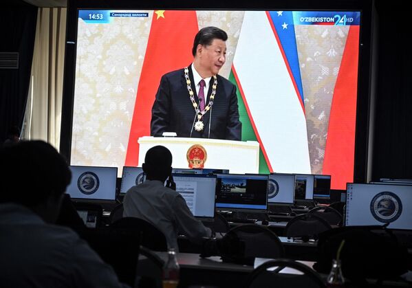 Nhà báo xem truyền hình trực tiếp Chủ tịch Trung Quốc Tập Cận Bình đến trung tâm báo chí của Hội nghị thượng đỉnh SCO. - Sputnik Việt Nam
