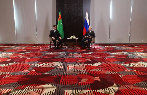 Tổng thống Nga Vladimir Putin và Tổng thống Turkmenistan Serdar Berdimuhamedov ở Samarkand. - Sputnik Việt Nam