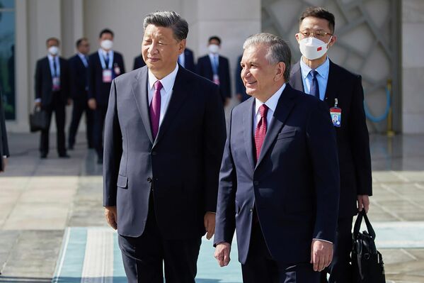 Chủ tịch Trung QuốcTập Cận Bình và Tổng thống Cộng hòa Uzbekistan Shavkat Mirziyoyev tại Samarkand - Sputnik Việt Nam