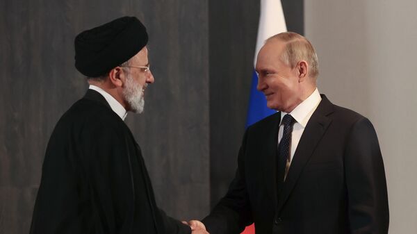 Tổng thống Nga Vladimir Putin và Tổng thống Iran Ebrahim Raisi tại Samarkand - Sputnik Việt Nam