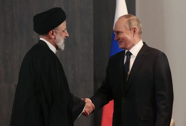 Tổng thống Nga Vladimir Putin và Tổng thống Ebrahim Raisi Raisi tại Samarkand. - Sputnik Việt Nam