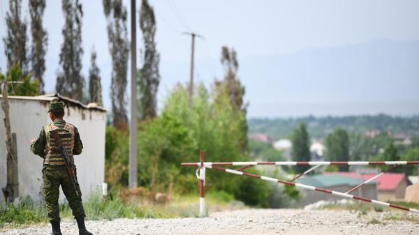 Một quân nhân của Lực lượng vũ trang Kyrgyzstan tại một trạm kiểm soát ở làng Maksat giáp biên giới với Tajikistan - Sputnik Việt Nam